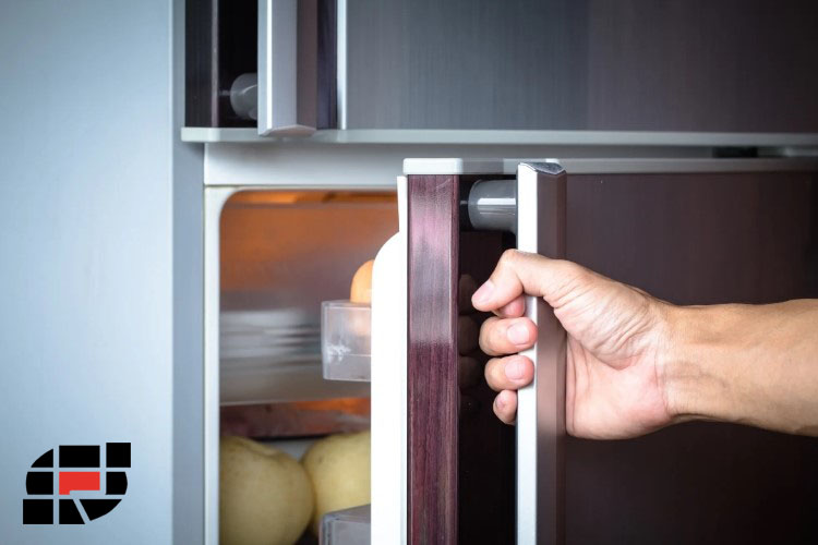 باز ماندن درب یخچال برای مدت طولانی، دو نتیجه منفی دارد. یا باعث می‌شود مواد غذایی زود خراب شوند و یا به کمپرسور دستگاه فشار زیادی وارد شود.